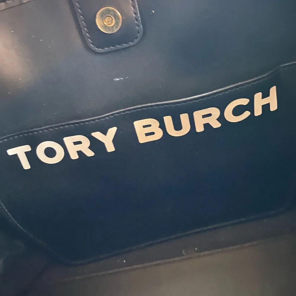 Tory Burch Navy & Cream Coated Canvas Logo Tote – Handle Wear